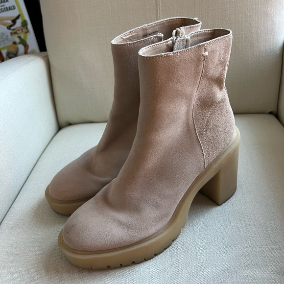 Tan suede ankle boots size 8 - Picture 2 of 3